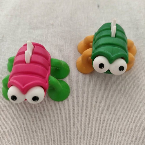 Kinder Surprise Bugs Ventouses like new, 2 pieces pink and green