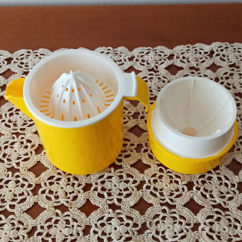 Citrus juicer yellow plastic 1970's vintage new