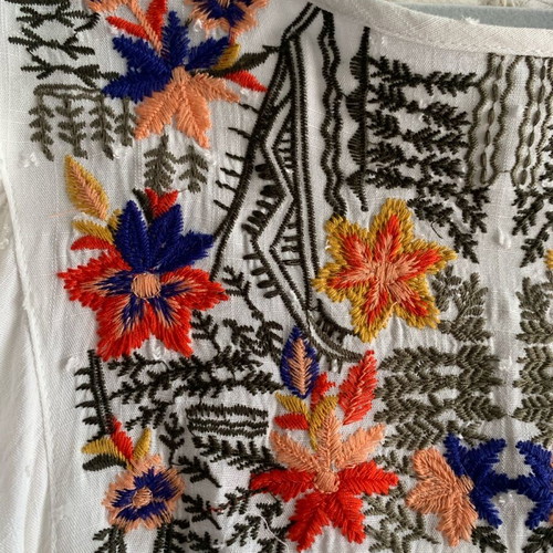 Solitaire white blouse with embroidered flowers like new, size M