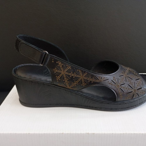 Leather platform sandals size 40, new, black