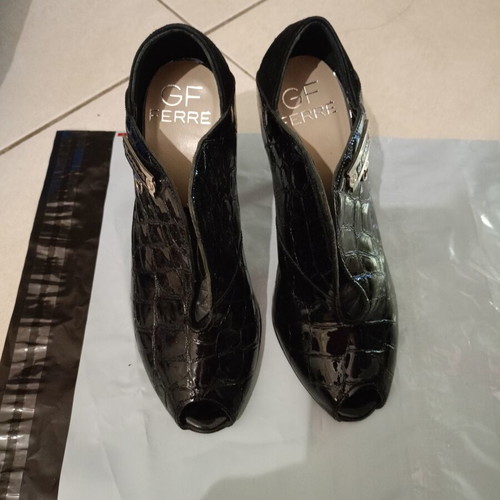 Gianfranco Ferré women's boots like new, black croco design with metal detail