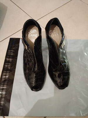 Gianfranco Ferré women's boots like new, black croco design with metal detail