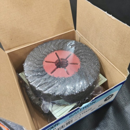 Sanding discs and sanding sponges new