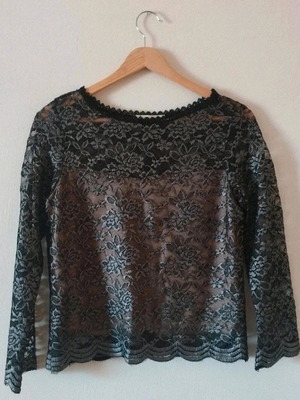 Chrisper lace long-sleeve top like new, black, size M