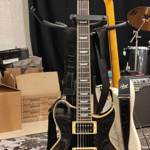 Washburn WI66 PRO electric guitar like new with case and Ernie Ball strings