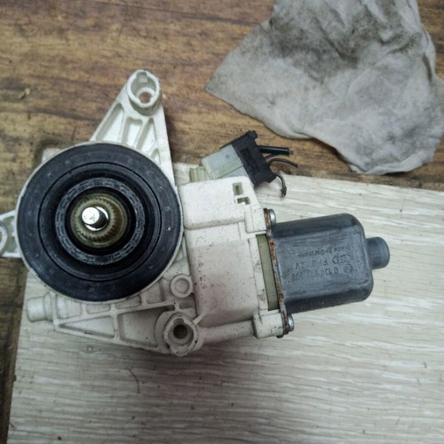 Electric window motor front right A2048200242 for Mercedes-Benz C-class (W204) C 180 used