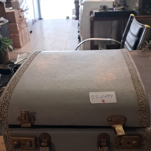 Record player used, decorative, needs repair and maintenance