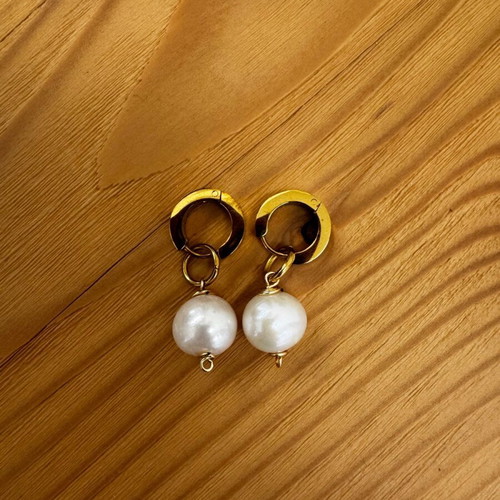 Pearl jewelry set like new with gold and silver tones