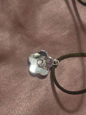 Swarovski vintage μενταγιόν σε σχήμα λουλουδιού με καφέ κορδόνι σαν καινούργιο