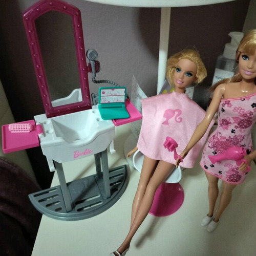 Barbie Hair Salon like new with furniture and two dolls