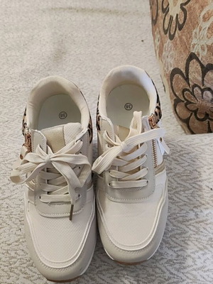 Women's white athletic shoes like new, size 38