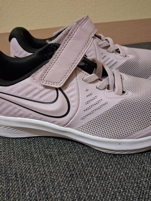 Παιδικά αθλητικά παπούτσια Nike μεταχειρισμένα, μέγεθος 30, μωβ