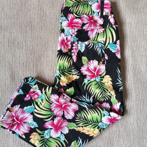 E&D Women's Bermuda shorts like new, size L, black floral