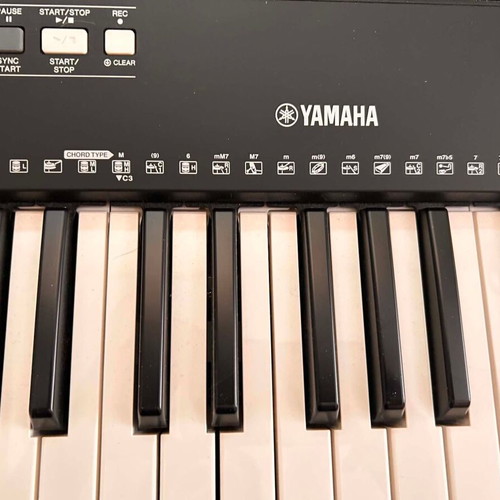 Yamaha PSR-E363 keyboard like new with stand and music rest