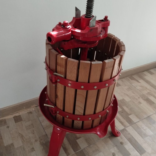 Grape press Fratelli with chestnut wood like new