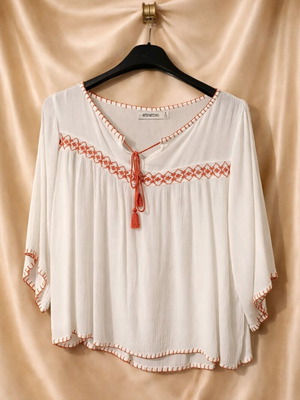 Γυναικεία μπλούζα Attrattivo Small boho στυλ καινούργια, λευκή με κόκκινες λεπτομέρειες