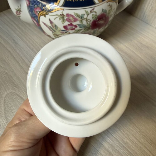 Porcelain teapot with strainer