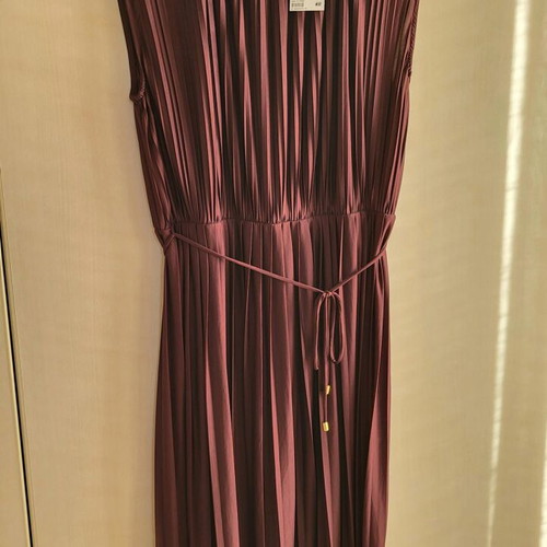 Pleated dress H&M new, medium size, burgundy with belt