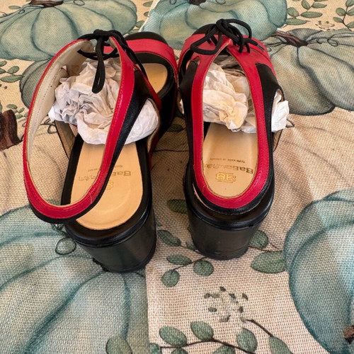 Vavoulas leather platform sandals like new, black and red