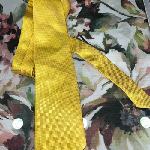Yellow tie like new