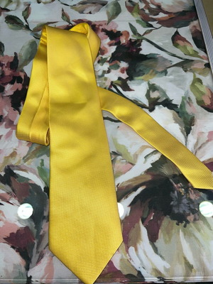Yellow tie like new