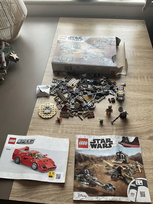 Lego 75299 Star Wars set with box and figures