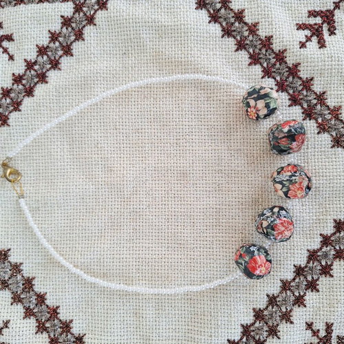 Necklace with black floral beads and pearls new