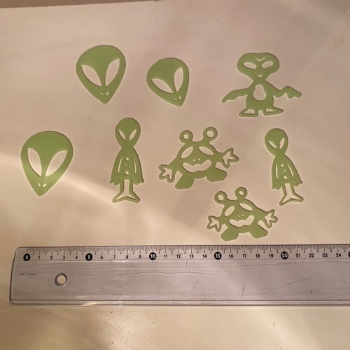 Glow in the dark alien figures like new, set of 8 pieces