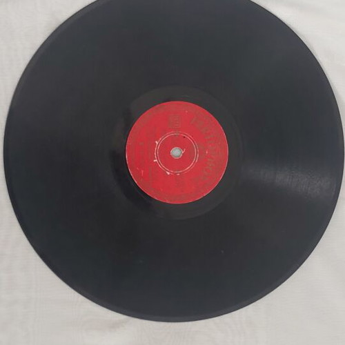 His Master's Voice 78 rpm record used, vintage laiko