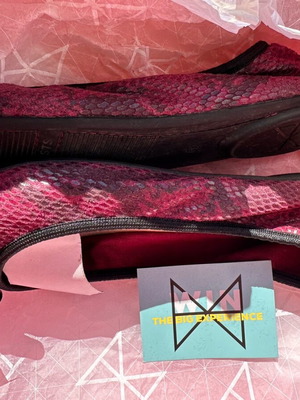 Butterfly Twists ballerinas size 36 like new, burgundy snake print