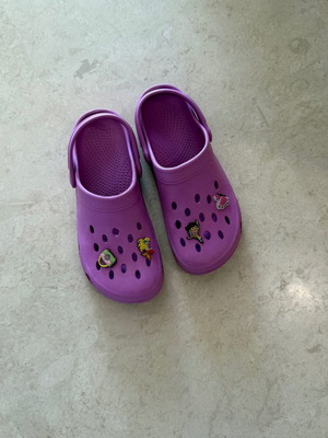 Children's purple slippers size 36 like new with free pins
