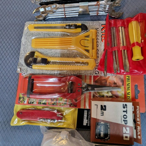 Tool set 20 pcs new with German wrenches, pliers, screwdrivers, cutters, scissors, knife, tape measure and mask
