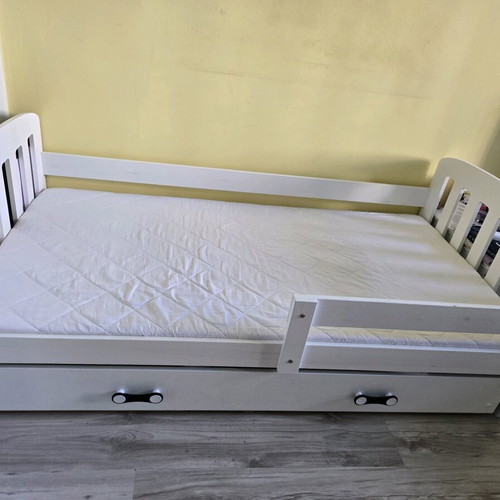 Children's bed 160x80 like new with mattress and slatted frame