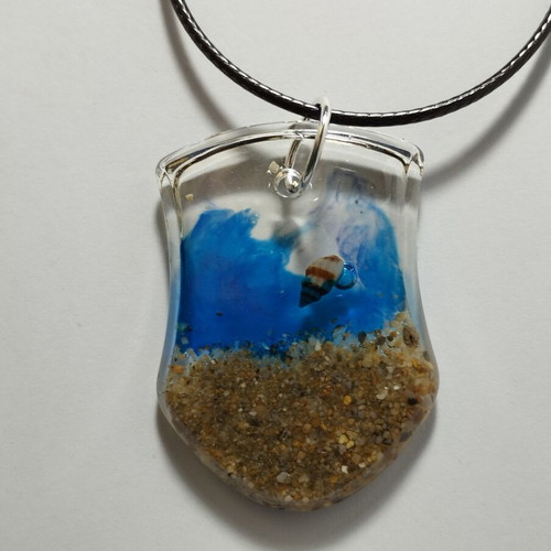 Handmade pendant with shell and sand in resin, new, multicolor