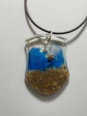 Handmade pendant with shell and sand in resin, new, multicolor