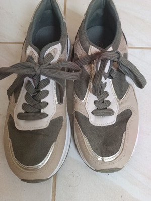 Women's athletic shoes size 40 used with visible flaws