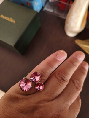 925 ring new with three large pink stones, adjustable