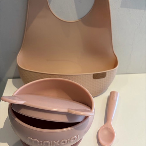 Minikoioi feeding set like new with bowl, spoon and LOVI bib