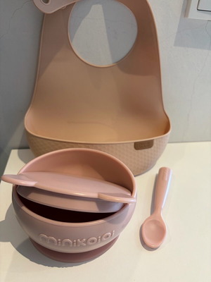 Minikoioi feeding set like new with bowl, spoon and LOVI bib