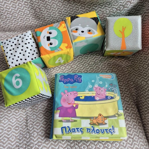 Peppa Pig waterproof soft book Plats Plouts like new with bath cubes