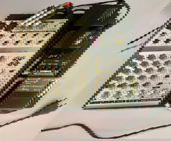 Κονσολα Behringer Eurorack UB8022 + Πεταλι boss digital reverb / delay RV-3
