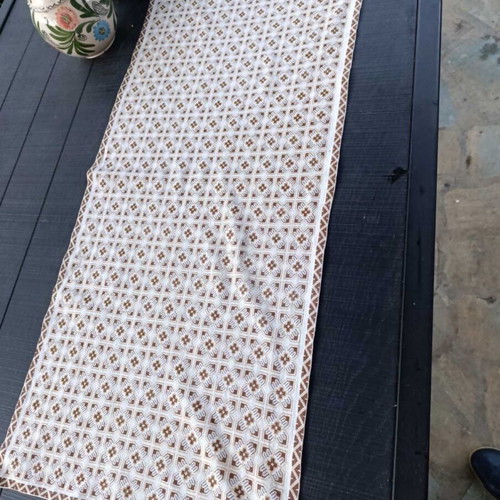 Table runner like new