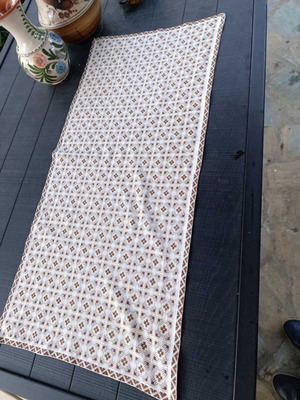 Table runner like new