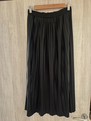 Attrattivo πλισέ μαύρη φούστα σαν καινούργιο