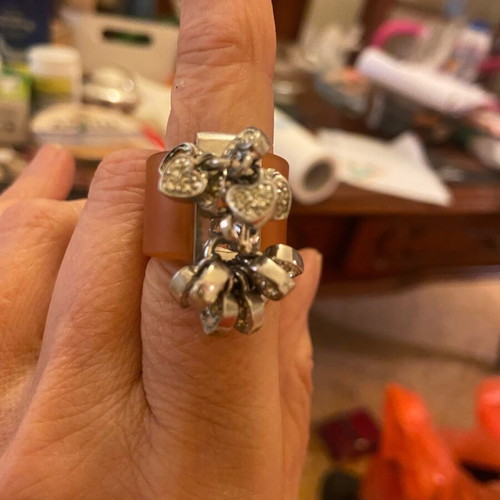Ring with salmon rubber and beautiful designs like new