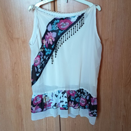 Girls' dress used with beads and flowers white
