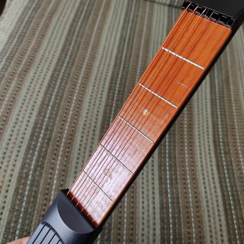 Portable guitar chord trainer with 6 frets and real strings