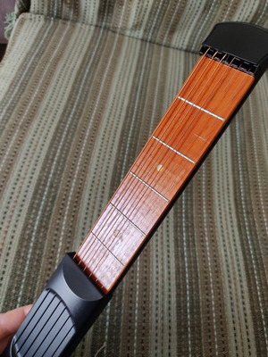 Portable guitar chord trainer with 6 frets and real strings
