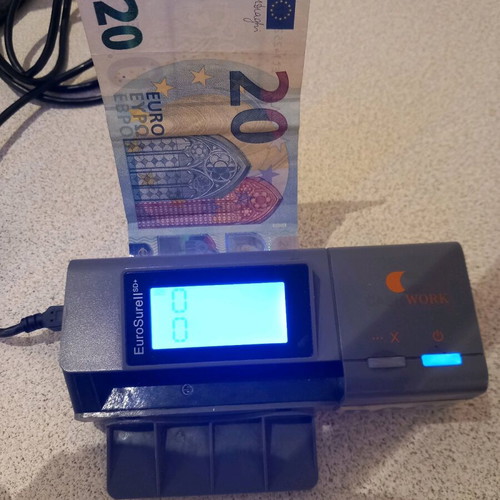 Counterfeit detector in excellent condition, almost unused