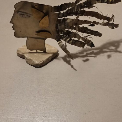 Decorative art piece like new, bronze and metal head sculpture
